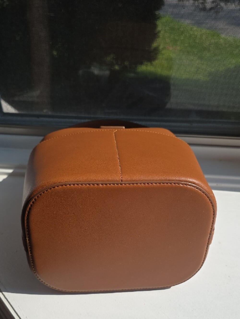 NWT Veronica Beard Small Crest Lock Bucket Bag Hazelwood Tan Leather Crossbody - Picture 4 of 10